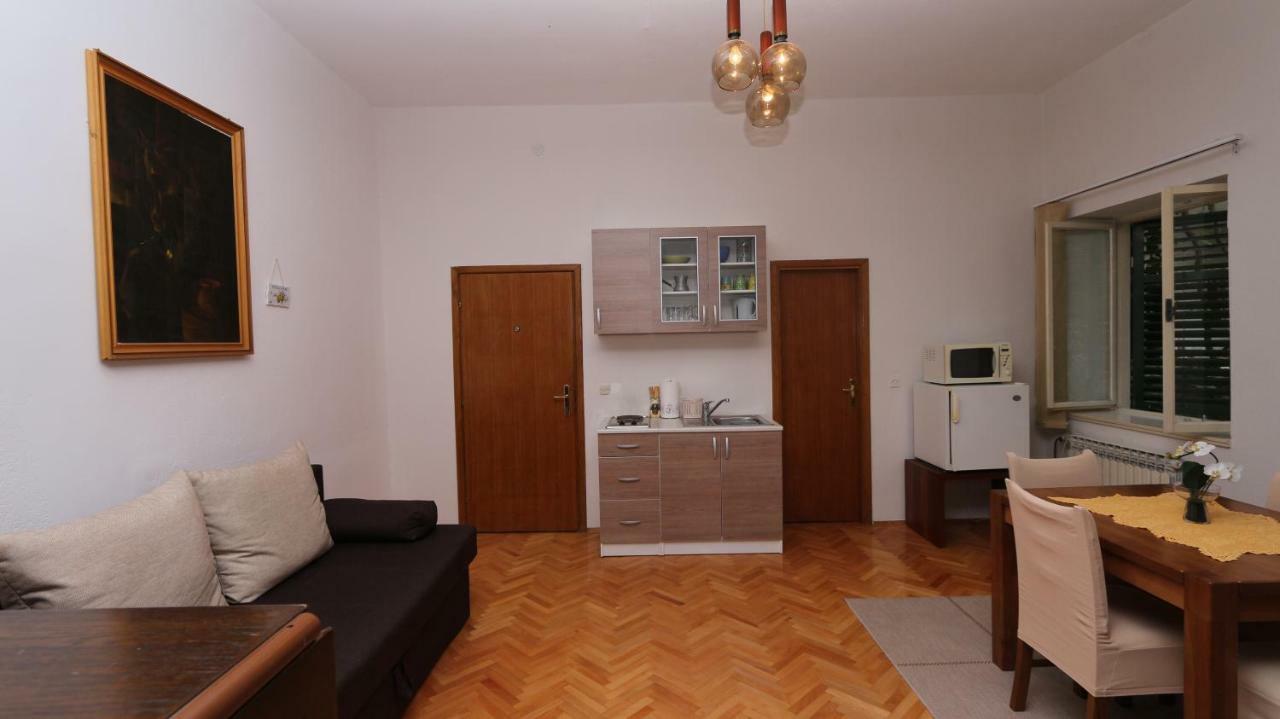 Promenade Apartment *